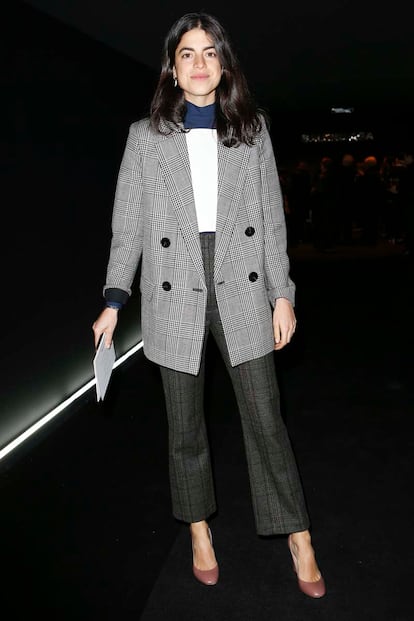 Leandra Medine, del blog Man Repeller, con conjunto de cuadros en Balenciaga.