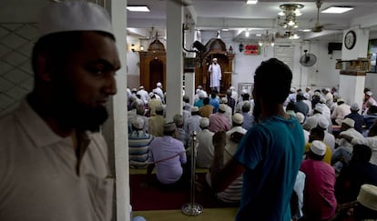 Rezo en una mezquita de Colombo, este viernes.