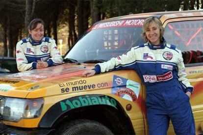 Julia, a la izquierda, copiloto, y Beatriz, piloto, junto a su coche, antes de la salida del rally.