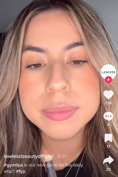 Además de todas ellas, el auge de este producto tiene una explicación: bajo el hashtag #GymLips, el truco de perfilarse los labios con un color nude o muy similar al del propio labio y añadir gloss está triunfando en TikTok.