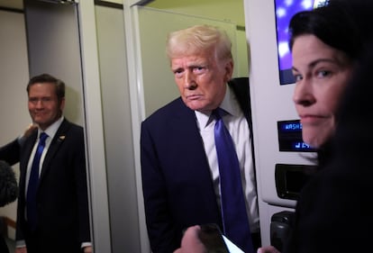 El presidente de EE UU, Donald Trump, hablando con los periodistas a bordo del Air Force One esta madrugada.