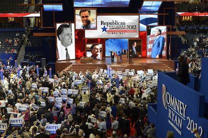 Delegados republicanos arropan a Mitt Romney en su designación oficial como candidato presidencial oficial del partido en el segundo día de la Convención Nacional Republicana en Tampa, Florida (EE UU).