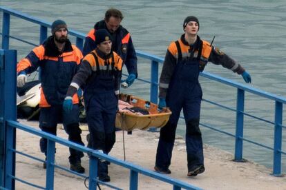 Los artistas iban a participar en las festividades de Año Nuevo en la base aérea siria de Jmeimim, donde Rusia tiene desplegada una agrupación de aviones de guerra. En la imagen, uno de los cadáveres tras ser recuperado en el mar Negro, el 25 de diciembre de 2016.