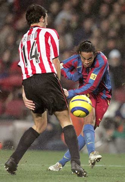 Ronaldinho dispara ante Prieto.