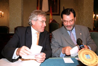 El nuevo presidente de la CRUE, Ignacio Berdugo (a la izquierda), con su antecesor, Saturnino de la Plaza.