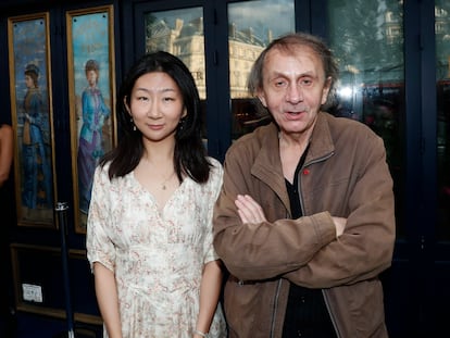 El escritor Michel Houellebecq y su esposa, Qianyum Lysis Li, en la inauguración de un restaurante en París, en 2019.