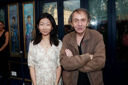 El escritor Michel Houellebecq y su esposa, Qianyum Lysis Li, en la inauguración de un restaurante en París, en 2019.