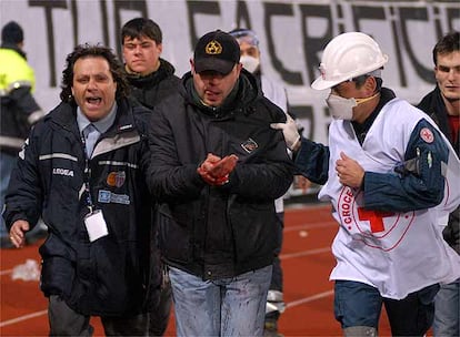 Los servicios médicos atienden a un seguidor herido durante el encuentro disputadoe en el estadio Angelo Massimino de Catania.