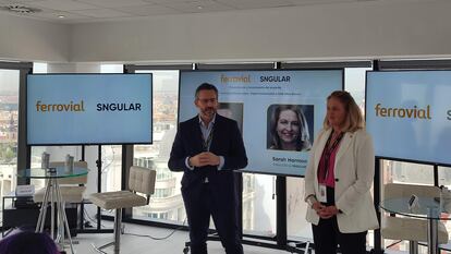 Dimitris Bountolos, director general de Sistemas de Información e Innovación de Ferrovial, y Sarah Harmon, CEO Global de Sngular.