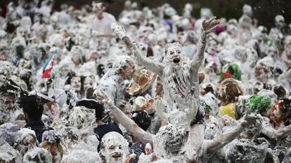 Estudiantes de la Universidad de St. Andrew de Edimburgo participan en la tradicional pelea de espuma de afeitar para celebrar el inicio del curso.