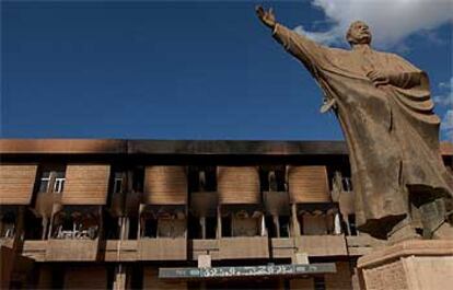 La fachada de la Biblioteca Nacional de Bagdad, junto a una estatua de Sadam Husein.
