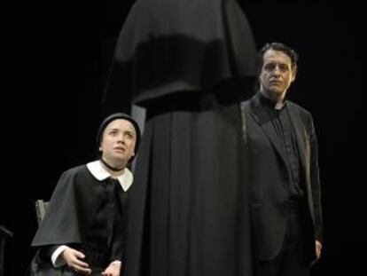 Rosa Maria Sardà (de espaldas), Ramon Madaula y Mar Ulldemolins, en una escena de 'Dubte'.