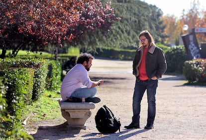 Dos jóvenes en Madrid, en el entorno de la Universidad Complutense, en noviembre de 2024.