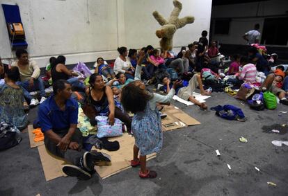 Hondureños descansan en una estación de gasolina en Zacapa (Guatemala), el 16 de octubre de 2018. 