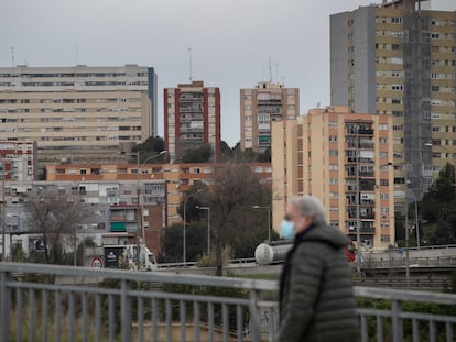 Un vecino pasea por Ciutat Meridiana, uno de los barrios con la renda más baja de Barcelona.