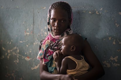 Una joven madre amamanta a su bebé en el centro de salud de Agoinitt, en el sur de Mauritania.