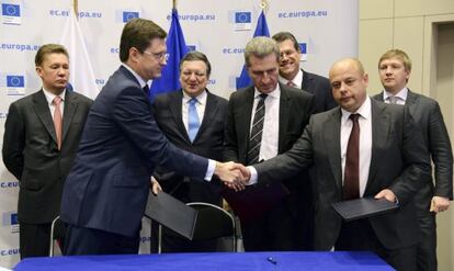 Representantes rusos, ucranios y de la UE, en la firma de acuerdo que pone fin a la guerra del gas el jueves. 