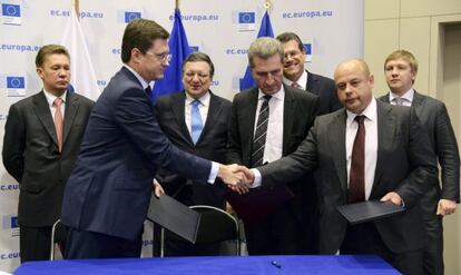 Representantes rusos, ucranios y de la UE, en la firma de acuerdo que pone fin a la guerra del gas el jueves.