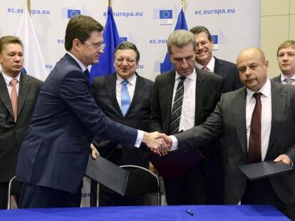 Representantes rusos, ucranios y de la UE, en la firma de acuerdo que pone fin a la guerra del gas el jueves. 