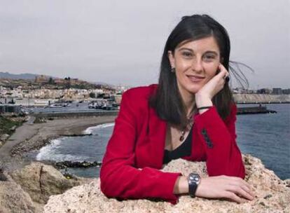 Pilar Navarro posa a la entrada de Almería, ayer, con la Alcazaba y el puerto al fondo.