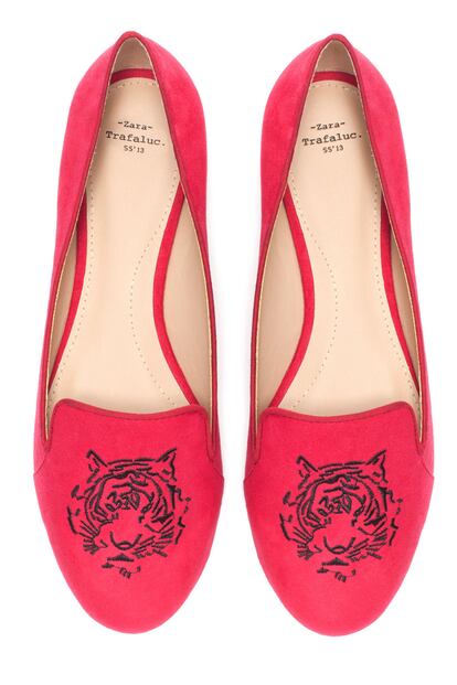 Las slippers son una buena opción para primavera, más si son en un color vivo como éstas rojas de Zara (25,95 euros).