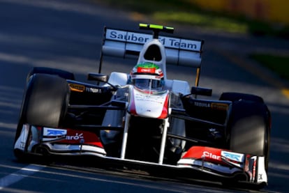 El piloto mexicano de Fórmula Uno Sergio Pérez de Sauber compite en el Gran Premio de Australia de Fórmula Uno.