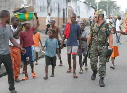 Un legionario español habla con varios muchachos congoleños en Kinshasa.