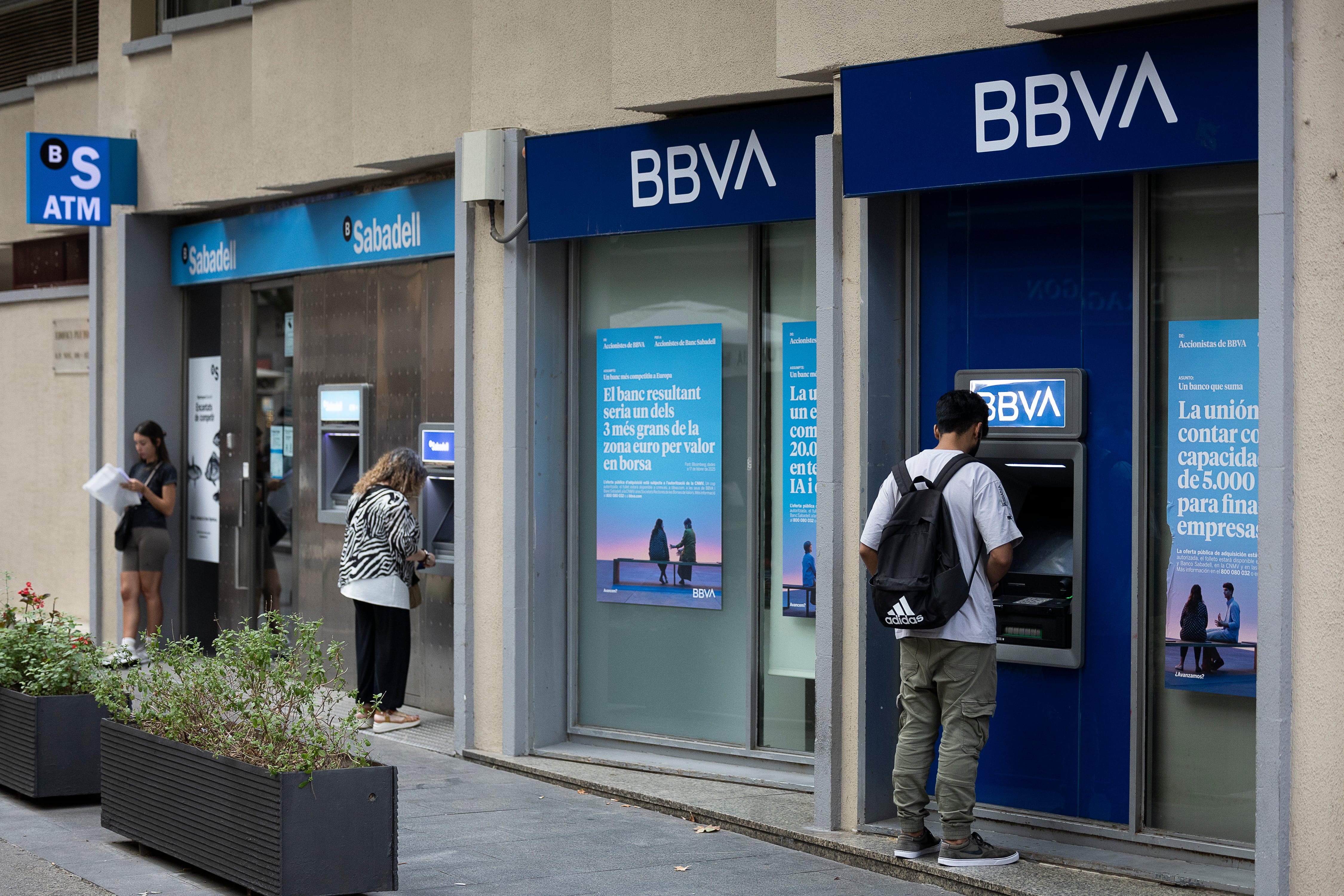 Oficina bancaria del Banco Sabadell junto a otra del BBVA en la Rambla del Poblenou.
