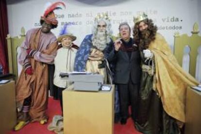 Los Reyes Magos, Melchor (c), Gaspar (d) y Baltasar (i), hoy en un centro comercial de Madrid, junto a los "pajes" Chiquito de la Calzada y una de las hermanas Hurtado, dos de los protagonistas del anuncio de Campofrío.