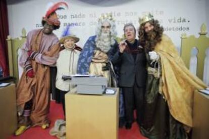 Los Reyes Magos, Melchor (c), Gaspar (d) y Baltasar (i), hoy en un centro comercial de Madrid,  junto a los "pajes" Chiquito de la Calzada y una de las hermanas Hurtado, dos de los protagonistas del anuncio de Campofrío.