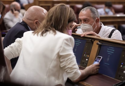 El secretario general del PSOE en el Congreso, Rafael Simancas (izquierda), y la portavoz del Grupo Parlamentario Socialista, Adriana Lastra, conversan con el diputado de Compromís, Joan Baldoví, durante la sesión plenaria de convalidación del decreto ley sobre interinos.