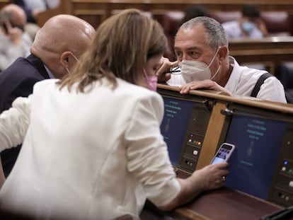 El secretario general del PSOE en el Congreso, Rafael Simancas (izquierda), y la portavoz del Grupo Parlamentario Socialista, Adriana Lastra, conversan con el diputado de Compromís, Joan Baldoví, durante la sesión plenaria de convalidación del decreto ley sobre interinos.