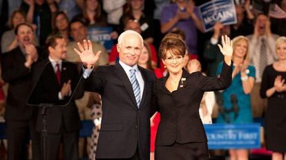 Ed Harris y Julianne Moore, como John McCain y Sarah Palin en un fotograma de la película 'Game Change'