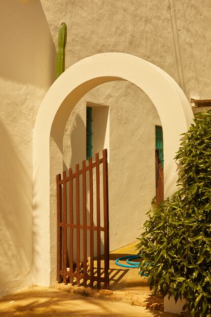 Puerta de entrada a una de las fincas de Sa Canal, una pequeña aldea en Ses Salines donde años atrás residían los trabajadores de la empresa Salinera de Ibiza, encargada de la explotación de sal en la isla. 