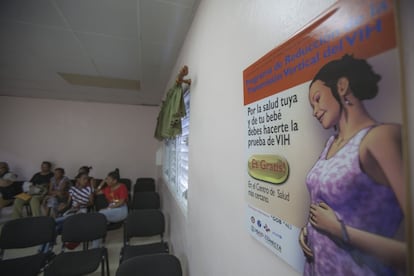 Varias futuras madres aguardan en la sala de espera del Hospital Antonio Musa para hacerse las pruebas del VIH. La detección temprana es fundamental para evitar que el niño se contagie.