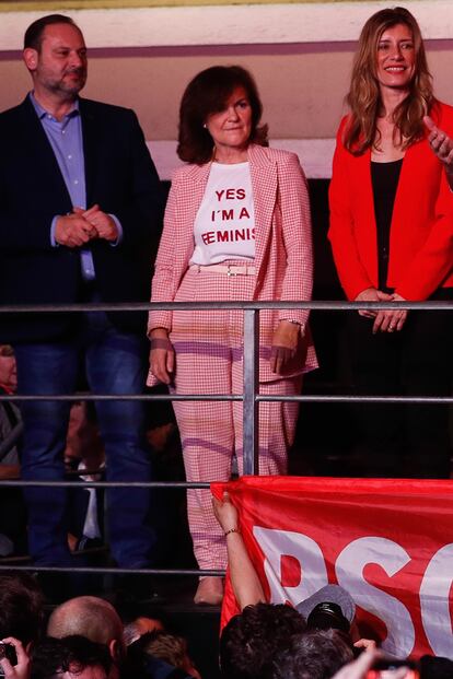 Carmen Calvo eligió una camiseta reivindicativa para apoyar al movimiento feminista.