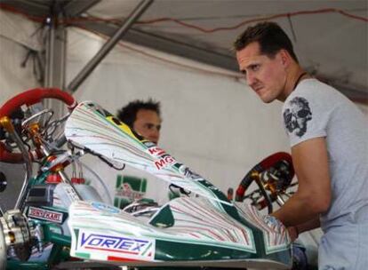 Michael Schumacher, en Las Vegas, revisando un <i>kart. </i>