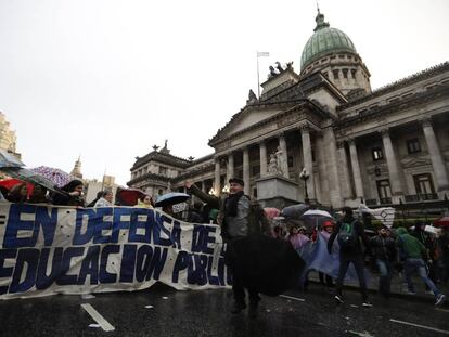 Profesores universitarios reclaman una subida salarial frente al Congreso, el 31 de agosto en Buenos Aires.