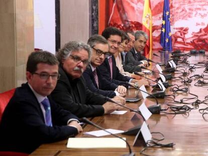 Reuni&oacute;n de representantes de partidos pol&iacute;ticos sobre reducci&oacute;n de gastos en la campa&ntilde;a electoral de junio.