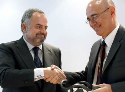 El presidente de PRISA, Ignacio Polanco (izq.) entrega el Premio Alfaguara a Antonio Orlando