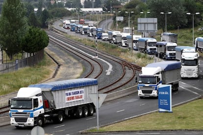 Coal truck protest at the As Pontes power plant in Ferrol.