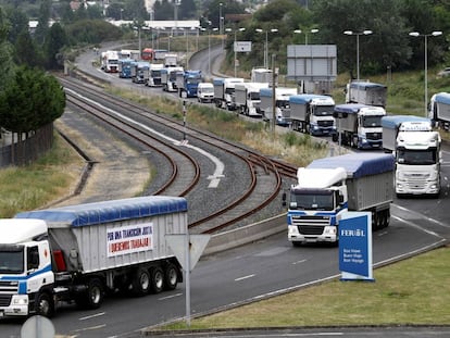 Coal truck protest at the As Pontes power plant in Ferrol.