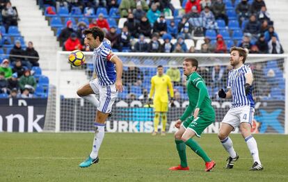 Xabi Prieto controla el balón ante Eraso.