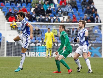 Xabi Prieto controla el balón ante Eraso.