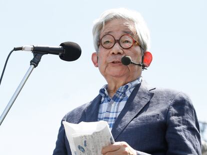 El escritor Kenzaburo Oé, en un acto contra las armas nucleares en 2012 en Tokio.