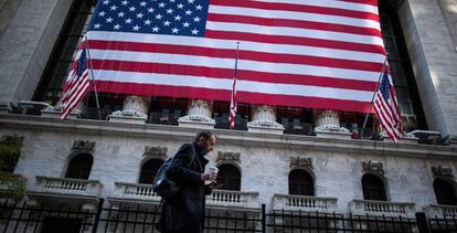 Un hombre pasa por delante de Wall Street en Nueva York (EE UU), este martes. 