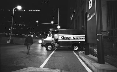 En Chicago, Illinois, EE UU. De espaldas, LeRoy Woodson Jr., 'Woody', escritor y compa?ero de viaje de la fotgrafa, 1992.