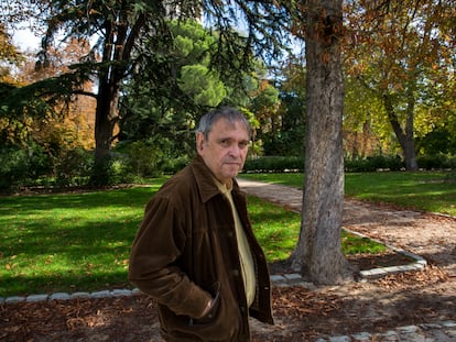 Rafael Cadenas en el parque de El Retiro de Madrid, en 2014.