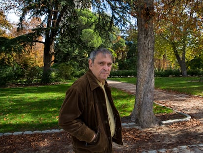 Rafael Cadenas en el parque del Retiro de Madrid, en 2014.
