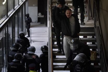 Hasél, con el puño en alto, tras ser detenido por la policía. El viernes, después de que el rapero no entrara en prisión, la Audiencia Nacional tenía que dictar una orden de busca y captura y los Mossos eran los encargados de arrestarlo. “Estoy encerrado junto a bastantes solidarios en la Universitat de Lleida (UdL), tendrán que reventarla para detenerme y encarcelarme. Es en el rectorado de la Rambla Aragó por si alguien de por aquí quiere echar una mano”, tuiteó Hasél el lunes advirtiendo de que no iba a huir pero tampoco iba a poner fácil su detención.